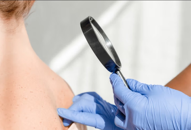 Dermatologist and dermatology at the dr fakhriya cilinic ما هو طب الجلد ومن هو طبيب الأمراض الجلدية؟